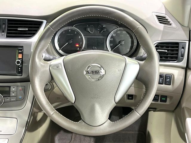 ステアリングも使用感が少なく、きれいな状態となっております♪