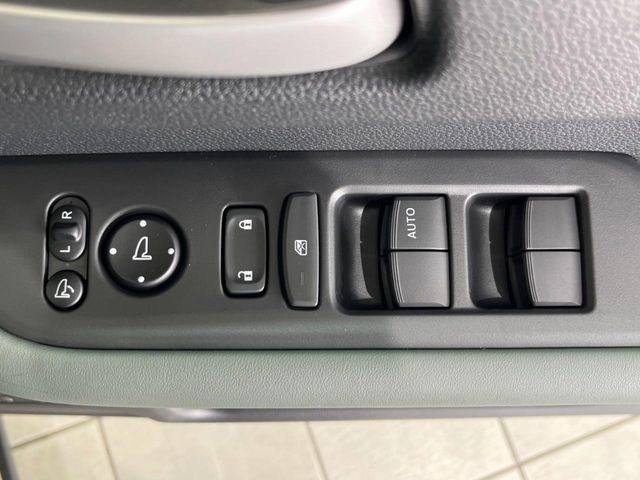 【電動格納ミラー】サイドミラーは電動格納式となっており、狭い駐車場でもキズがつくリスクを抑えられます。