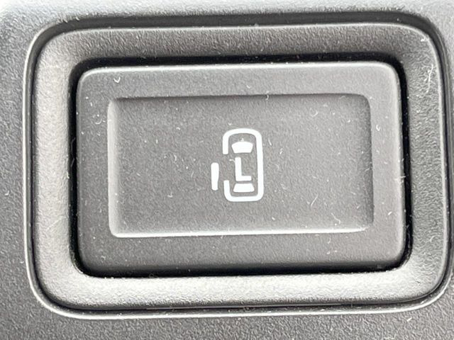 【パワースライドドア】スマートキーや運転席のスイッチでスライドドアの開閉が可能♪電動だから力を入れてドアを開ける必要が無く、小さいお子様でも、重い荷物を持っている時もラクに開け閉めできます♪