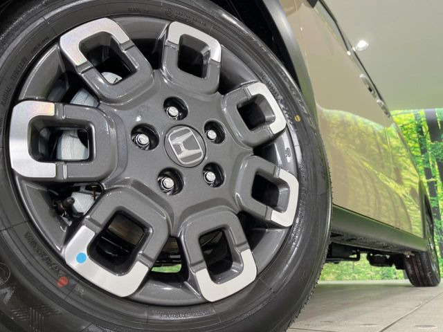 【純正アルミホイール】外観にマッチした純正アルミホイールを装着しております。各種社外アルミホイールや、スタッドレスタイヤも取扱いしております。是非ご相談ください♪