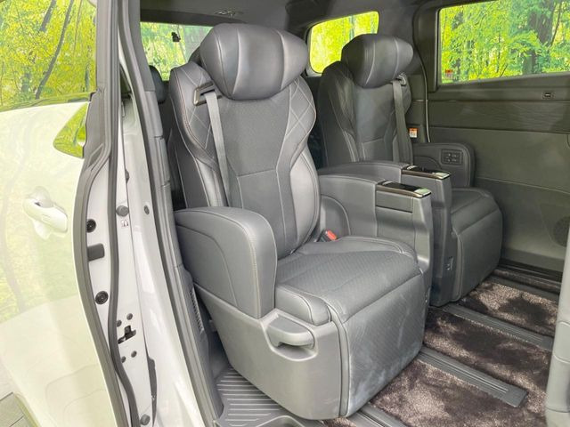 後部座席も気になるようなキズ・汚れやへたり等、大きなダメージはなく、良好な状態です。