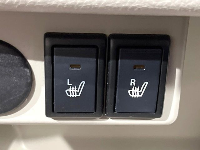 【シートヒーター】寒い日に重宝するシートヒーター!エアコンより早く温まってくれるので寒がりの人も安心ですね♪エアコンの温風は乾燥するから苦手、という方にもをおすすめです。