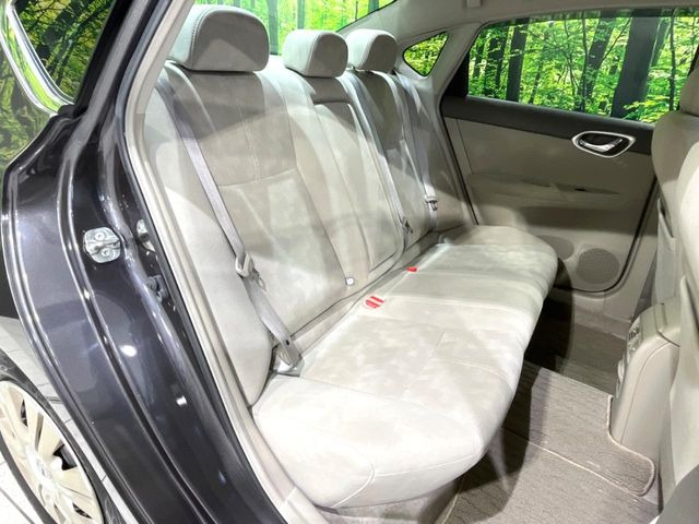 後部座席も気になるようなキズ・汚れやへたり等、大きなダメージはなく、良好な状態です。