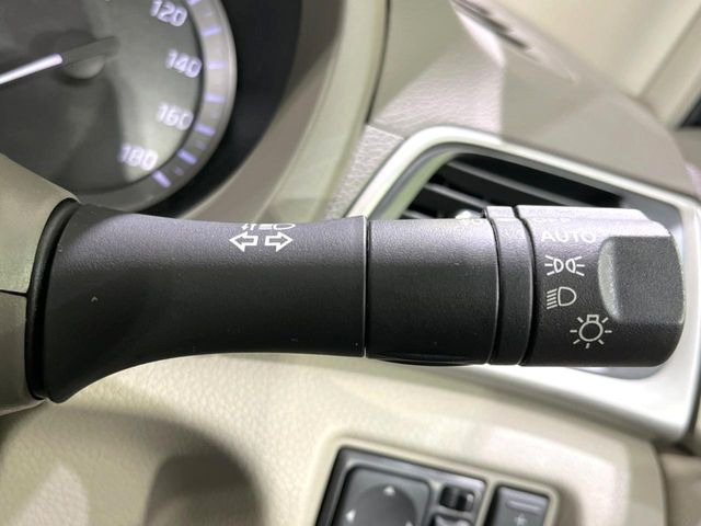 【オートライト】周りの明るさに応じて自動でヘッドライトの点灯・消灯ができる機能です!ライトの付け忘れ・消し忘れなどが無くなり、雨の日や夕方の走行も安心!トンネル通過時も便利ですね♪