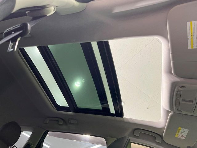 【サンルーフ】開放感たっぷりの希少装備、サンルーフが装着されています!車内に明かりを取り入れたり景色を楽しむ以外にも、車内の空気も簡単に換気できて快適です!