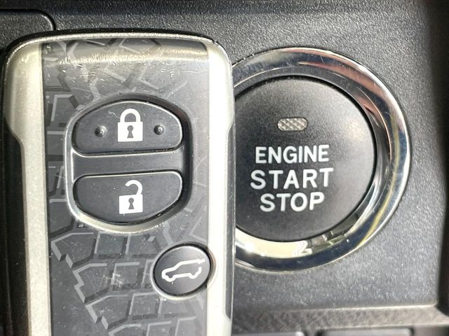 【スマートキー】カバンやポケットに入れたままでもドアの施錠・解錠が可能なスマートキーを装備。エンジンのオン・オフ時もカギを取り出す必要が無いからとっても便利です♪
