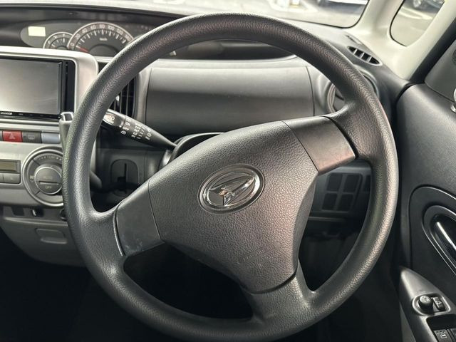 インテリアに合わせたデザインのステアリングは、運転される方のことも考え、運転しやすい形状、大きさです。是非一度、実際に触ってお確かめください。