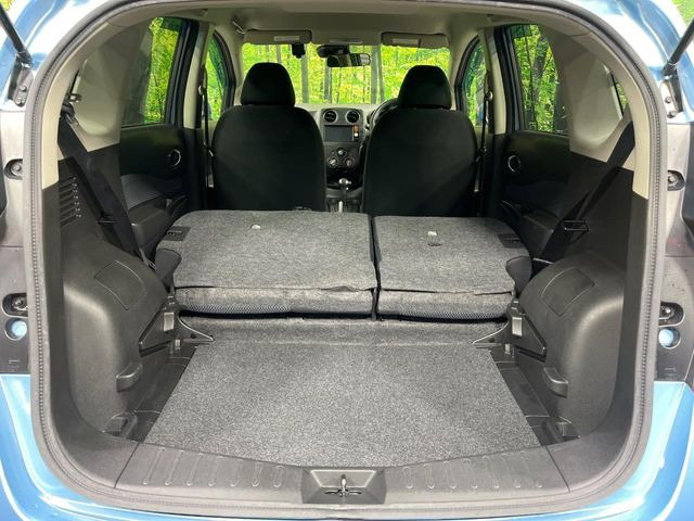 後席を格納すると、これだけの広さが!シーンに合わせたシートアレンジで、大きな荷物も積むことが出来ます♪