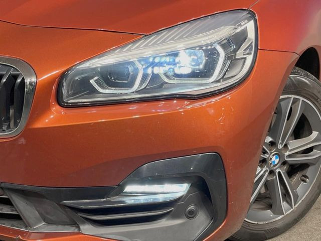 ●LEDヘッドライト:夜間走行時も良好な視界を確保し安心して運転できる高輝度LEDヘッドライトを装備!点灯速度が早く、消費電力も抑えられています。