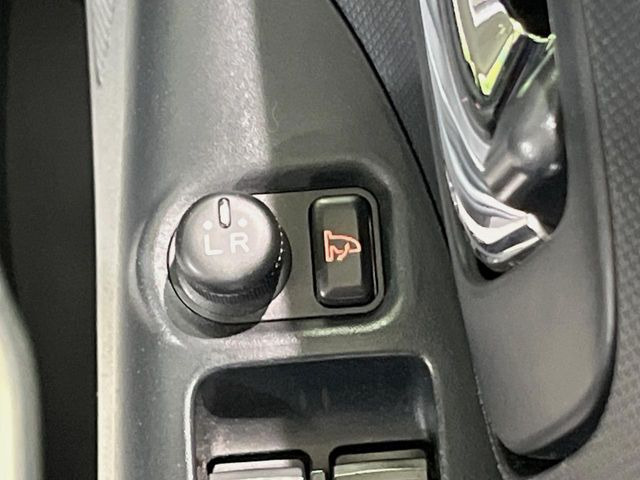 【電動格納ミラー】サイドミラーは電動格納式となっており、狭い駐車場でもキズがつくリスクを抑えられます。