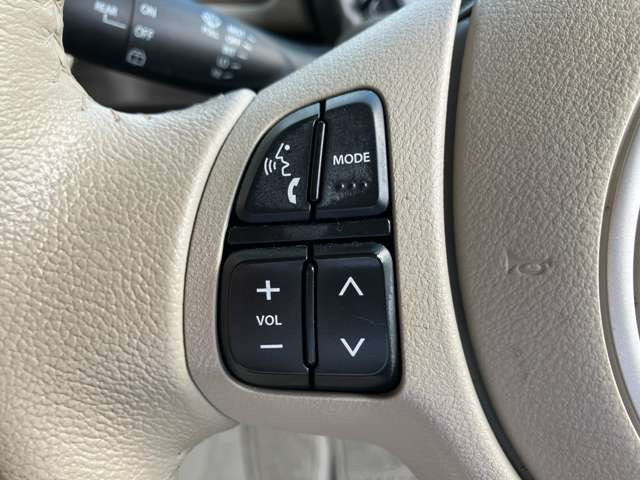 運転中でも手を離さずにオーディオの操作ができる『ステアリングスイッチ』機能があります!