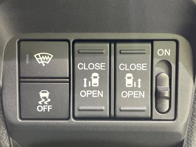 【両側パワースライドドア】スマートキーや運転席のスイッチで後席両側スライドドアの開閉が可能♪電動だから力を入れてドアを開ける必要が無く、小さなお子様でも簡単に開け閉めでき快適です♪