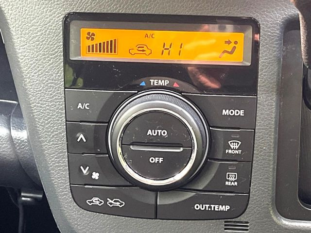 【オートエアコン】一度お好みの温度に設定すれば、車内の温度を検知し風量や温度を自動で調整。暑い…寒い…と何度もスイッチ操作をする必要はありません。快適な車内空間には必須の機能ですね♪