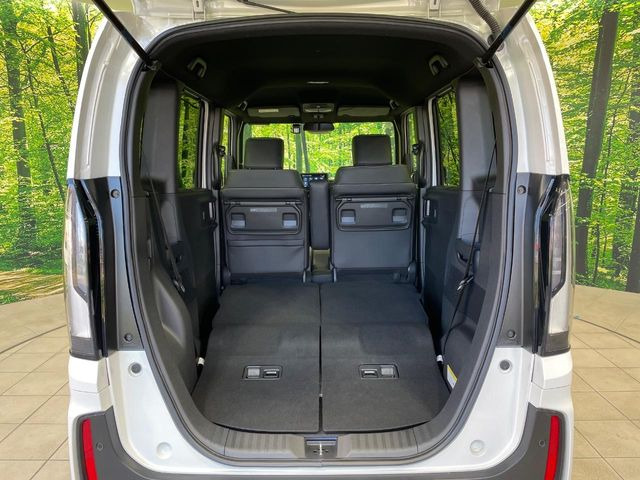 後部座席も気になるようなキズ・汚れやへたり等、大きなダメージはなく、良好な状態です。