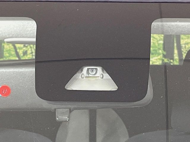 【スマートアシスト】走行中に前方の車両等を認識し、衝突しそうな時は警報とブレーキで衝突回避と被害軽減をアシスト。より安全にドライブをお楽しみいただけます。