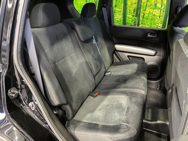 後部座席も気になるようなキズ・汚れやへたり等、大きなダメージはなく、良好な状態です。