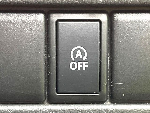 【アイドリングストップ】赤信号や渋滞で停車した際にエンジンを停止し、無駄な燃料の消費を抑えます。燃費向上や環境保護につなげる機能♪エンジンはブレーキを離せば再始動します。