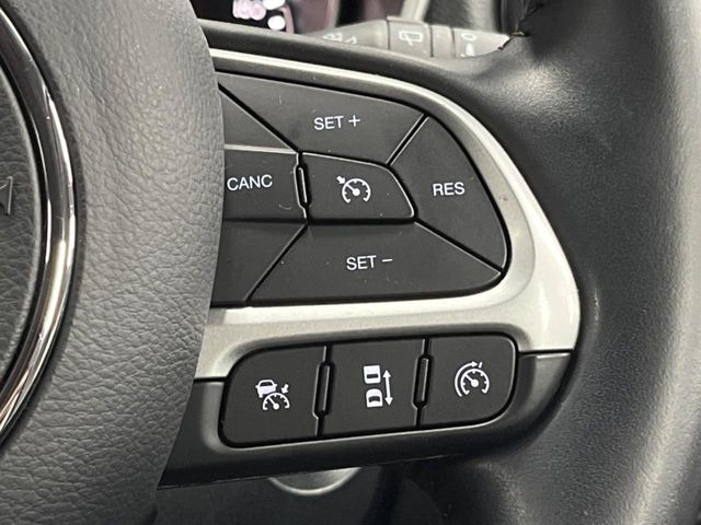 ●レーダークルーズコントロール:前の車との車間距離を一定にとりつつ、一定速度で自動走行してくれる次世代のクルーズコントロール!主に高速道路や自動車専用道路で使用する便利な機能です!