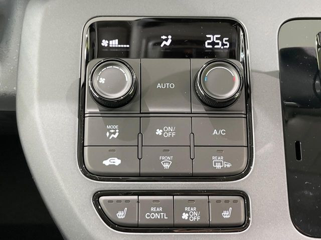 【オートエアコン】一度お好みの温度に設定すれば、車内の温度を検知し風量や温度を自動で調整。暑い…寒い…と何度もスイッチ操作をする必要はありません。快適な車内空間には必須の機能ですね♪