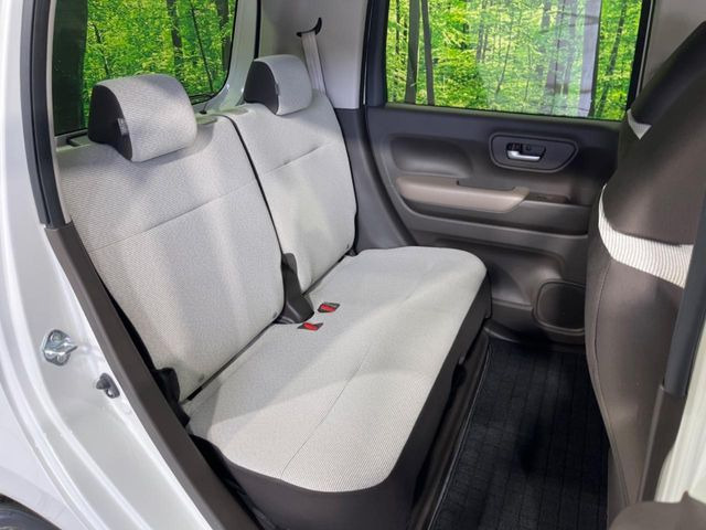 後部座席も気になるようなキズ・汚れやへたり等、大きなダメージはなく、良好な状態です。