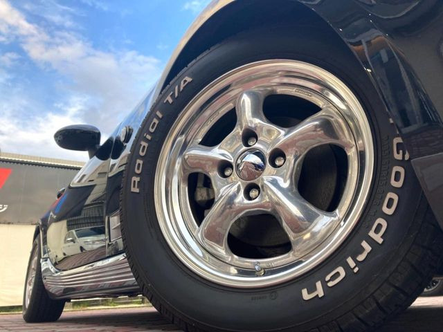 �y����15�C���`�A���~�z�C�[���z�O�ςɃ}�b�`���������A���~�z�C�[���𑕒����Ă���܂��B�e��ЊO�A���~�z�C�[����A�X�^�b�h���X�^�C�����戵�����Ă���܂��B���񂲑��k����������