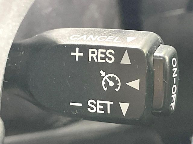 【クルーズコントロール】高速道路もラクラク走行。アクセルを離しても一定速度で走行ができ、長距離運転時の負担を軽減!加速・減速も簡単なスイッチ操作で調整できます。