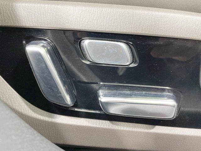 【パワーシート】スイッチ一つで簡単にシートの微調整が可能!電動だから力もいりません!快適なシートポジションにセットして、快適なドライブをお楽しみください。