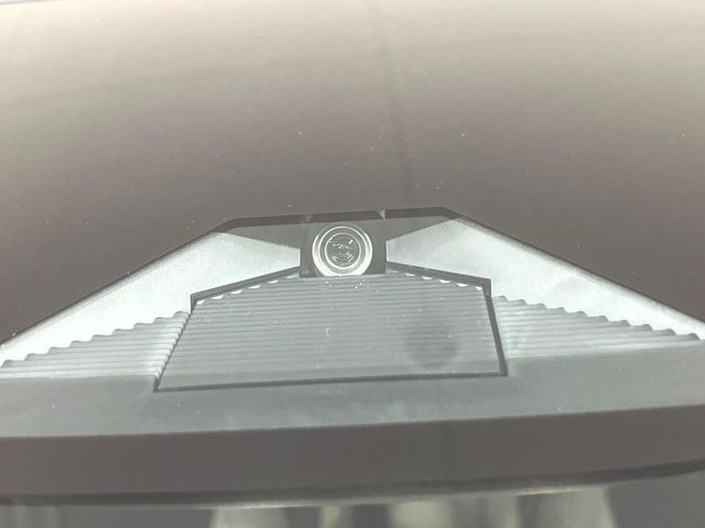 【ホンダセンシング】走行中に前方の車両等を認識し、衝突しそうな時は警報とブレーキで衝突回避と被害軽減をアシスト。より安全にドライブをお楽しみいただけます。