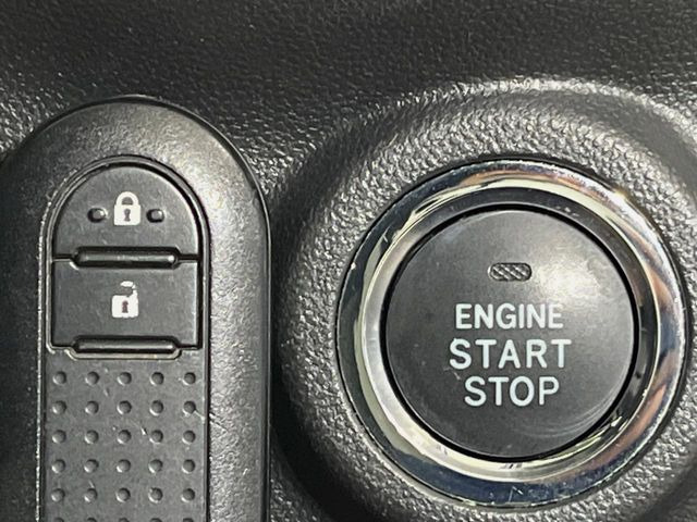 【キーフリーシステム】カバンやポケットに入れたままでもドアの施錠・解錠が可能なスマートキーを装備。エンジンのオン・オフ時もカギを取り出す必要が無いからとっても便利です♪