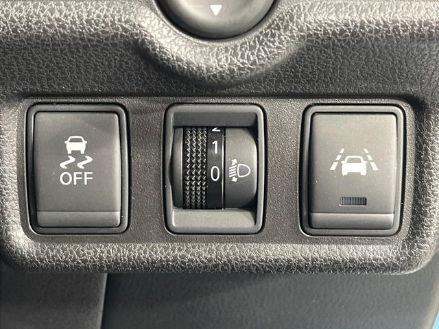 【車線逸脱警報】道路上の白(黄)線を認識し、意図せず走行中の車線からはみ出しそうになった時、メーター内の警告灯とブザーで注意喚起してくれる安心・安全機能です♪