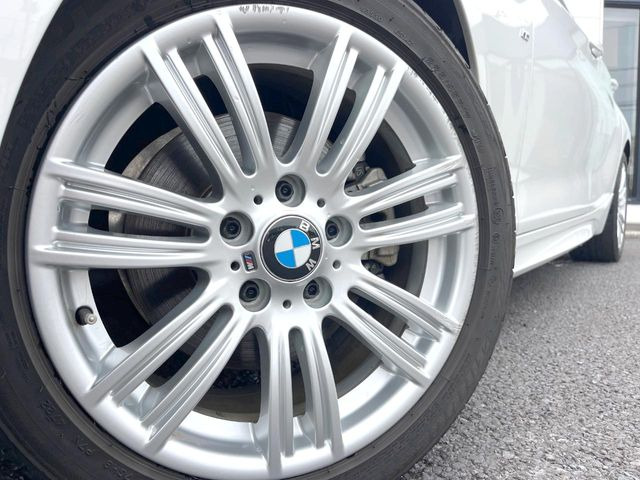 ●純正17インチアルミホイール:輸入車ならではの卓越した走りを支えるホイールと足回りです!日本車の走りに慣れている方にもぜひ体感して頂きたいほど、高いレベルでまとまっています!