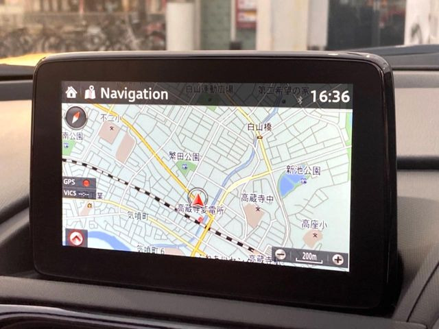 �y�}�c�_�R�l�N�g�i�r�z�ԓ��̕��͋C�Ƀ}�b�`������̌^�^�C�v�̃i�r�B�e����q�ݒ��Bluetooth�Đ����A�l�X�ȋ@�\���y���߂܂��B�����I�ȃ_�C�������삪�\�ŁA�g��������ǍD�ł��B