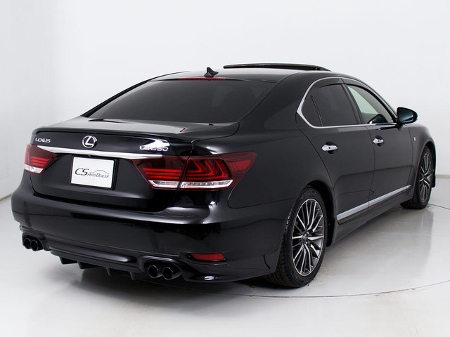 TRDフルエアロ&4本出しマフラーが装着されています!お好みはいかがですか?今付いているデザイン以外にも、各ブランドのエアロを格安にてお取付け出来ます!又、エアロを外してノーマル状態にする事も出来ます