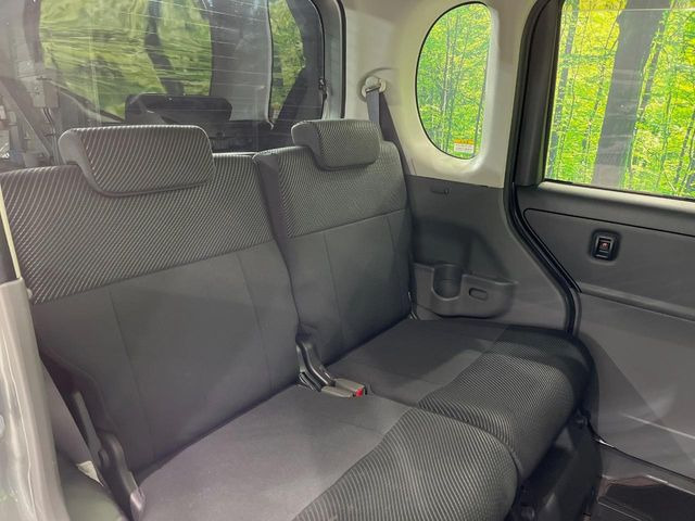 後部座席も気になるようなキズ・汚れやへたり等、大きなダメージはなく、良好な状態です。