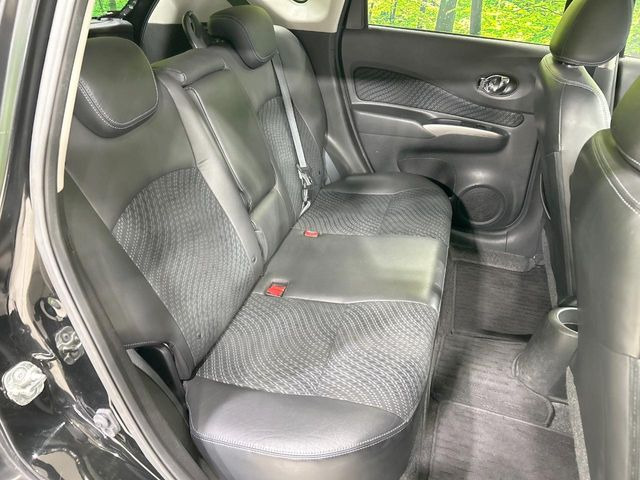 後部座席も気になるようなキズ・汚れやへたり等、大きなダメージはなく、良好な状態です。