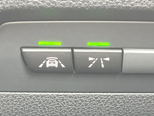 ●レーンキーピングアシスト:走行車線の逸脱を教えてくれる機能。走行時に、クルマが車線から外れていることをカメラが検知すると、ステアリングを微振動させてドライバーに警告します。