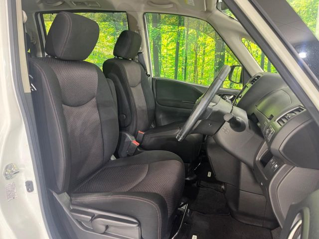 運転席シート廻りは使用感も少なく、良好な状態となっています。丁寧に使われていたことがよくわかりますね。