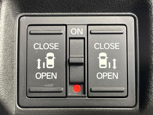 【両側スライドドア】駐車場で隣の車との間隔が狭く乗りにくい時、スライドドアなら安心!ドアオープン時も幅を取らず、開口部が広いので乗り降りがとっても簡単です。大きな荷物の出し入れも後席から可能♪