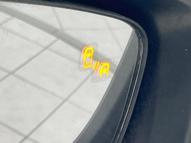 【ブラインドスポットモニタリング】走行中、ドアミラーの死角になりやすい箇所に後続車が接近するとサイドミラー付近に警告を表示、ドライバーに注意喚起をしてくれます。