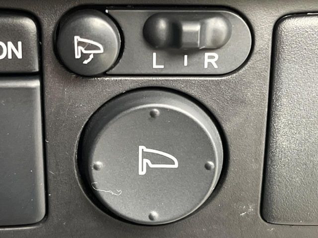 �y�d���i�[�~���[�z�T�C�h�~���[�͓d���i�[���ƂȂ��Ă���A�������ԏ�ł��L�Y�������X�N��}�����܂��B