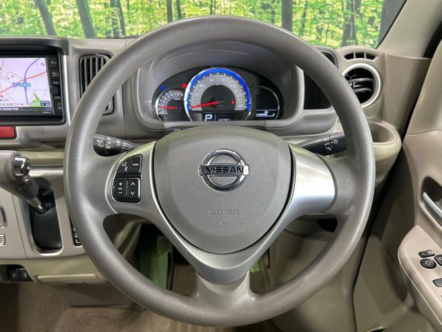 �C���e���A�ɍ��킹���f�U�C���̃X�e�A�����O�́A�^�]�������̂��Ƃ��l���A�^�]���₷���`��A�傫���ł��B�����x�A���ۂɐG���Ă��m���߂��������B