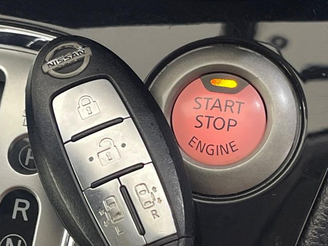 【インテリジェントキー】カバンやポケットに入れたままでもドアの施錠・解錠が可能なスマートキーを装備。エンジンのオン・オフ時もカギを取り出す必要が無いからとっても便利です♪