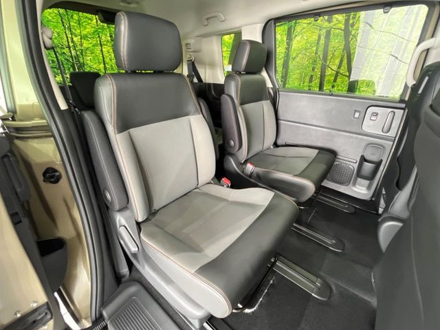 後部座席も気になるようなキズ・汚れやへたり等、大きなダメージはなく、良好な状態です。