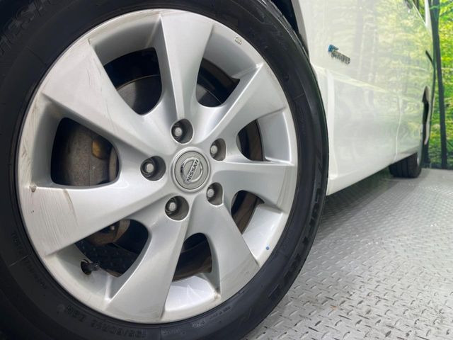 【純正アルミホイール】外観にマッチした純正アルミホイールを装着しております。各種社外アルミホイールや、スタッドレスタイヤも取扱いしております。是非ご相談ください♪
