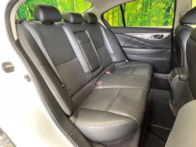 後部座席も気になるようなキズ・汚れやへたり等、大きなダメージはなく、良好な状態です。