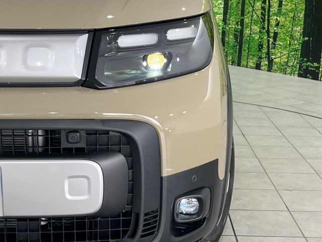 【LEDヘッドライト】悪天候や夜間走行時も良好な視界を確保し安心して運転できる高輝度LEDヘッドライトを装備!点灯速度が早く、消費電力も抑えられています。