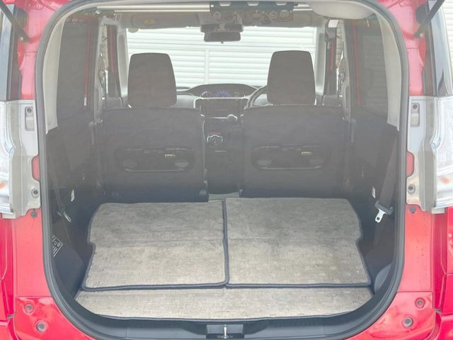後席を格納すると、これだけの広さが!シーンに合わせたシートアレンジで、大きな荷物も積むことが出来ます♪