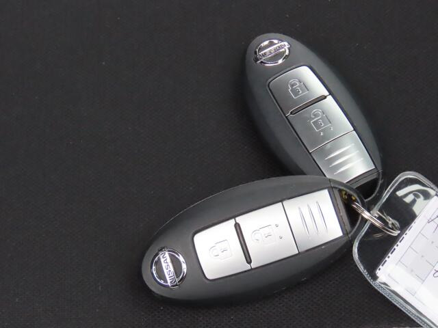 キーをポケットに入れたままでもエンジンON/OFF、ドア施錠/開錠可能♪便利なスマートキー付です♪