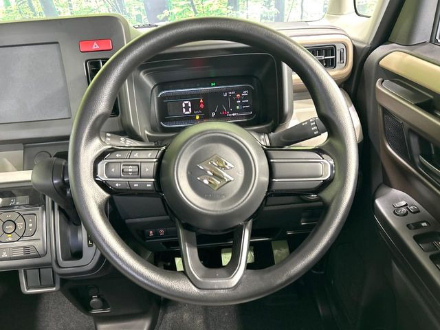 �C���e���A�ɍ��킹���f�U�C���̃X�e�A�����O�́A�^�]�������̂��Ƃ��l���A�^�]���₷���`��A�傫���ł��B�����x�A���ۂɐG���Ă��m���߂��������B