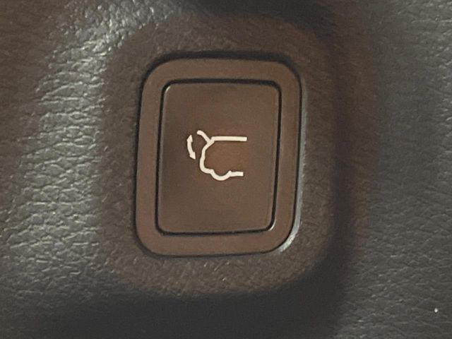 ●電動リアゲート:ワンタッチでリアゲートの開閉ができ、荷物などで両手が塞がっている状態でも簡単に開閉ができる便利機能です。